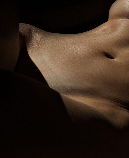 Honrar mi cuerpo hace parte de mi soberanía, cuidarlo, sentirlo y respetarlo evitando la comparación, es nuestro deber amarlo, encuerparlo y tratarlo con compasión 🖤