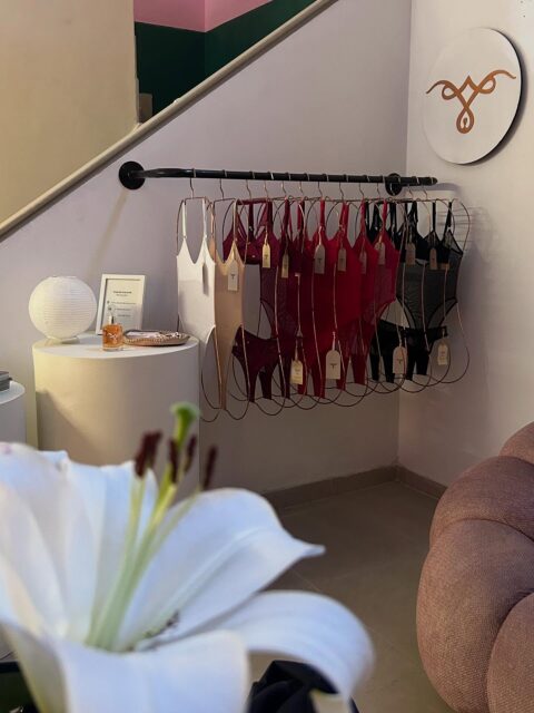 Laureles 🏡🌷

Encuentra nuestras prendas en @casapradera_ 💗

Pide asesoría para encontrar tu talla y de paso visita el Spa, que aparte de tener marcas locales hermosas, también puedes agendar el servicio que desees, pide tu cita en el perfil de Casa Pradera para conocer más 

Muy pronto tendremos un nuevo servicio ¿puedes adivinar cuál será? 🫧
 
Visítanos de Lunes a Viernes 11 am a 7 pm y Sábados de 11 am a 4 pm