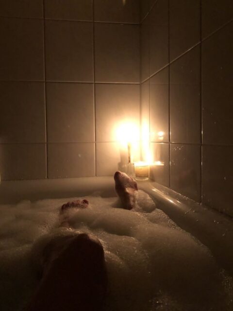 Algunas navidades son diferentes, no siempre estamos acompañadas de amigos o familia, a veces estamos lejos de casa, luchando por nuestros sueños y disfrutando de nuestra propia compañía, puede que esté presente la nostalgia, pero la llama de nuestro interior nunca se apaga, en un día como hoy, prendamos una velita e intencionemosla con nuestro corazón 🕯️✨