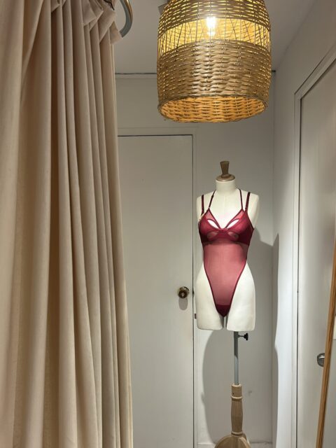 Manila ❤️‍🔥✨

Nuestro hogar en el corazón del diseño local y colombiano en el Poblado, encuentra nuestras prendas en todas las tallas y colores disponibles, también nuestro perfume y cositas hermosas de otras marcas.

Entra a Google maps y escribe Esencia Lencería, te mostrará todas las opciones para poder llegar tanto caminando como en metro, en bus, en moto y en auto, tenemos parqueadero disponible de fácil acceso. 

Las esperamos 🎁✨