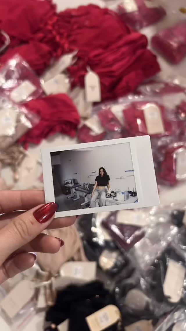 Este año nos enseñó a confiar, a darle tiempo al tiempo, a recorrer y disfrutar nuestro camino, también nos invitó a dejar de soñar para vivir nuestro sueños, a no tener miedo y a sentir unas cuantas primeras veces.
Este año nos recordó que vamos sin afán, que construimos nuestro camino a nuestro propio ritmo, también nos hizo llorar en gratitud y nos demostró que sí vale la pena y el tiempo cuidar y sembrar, este año nos retó y nos preparó porque lo mejor definitivamente está por llegar.
2026 ESTAMOS LISTAS ❤️🔥🔥✨