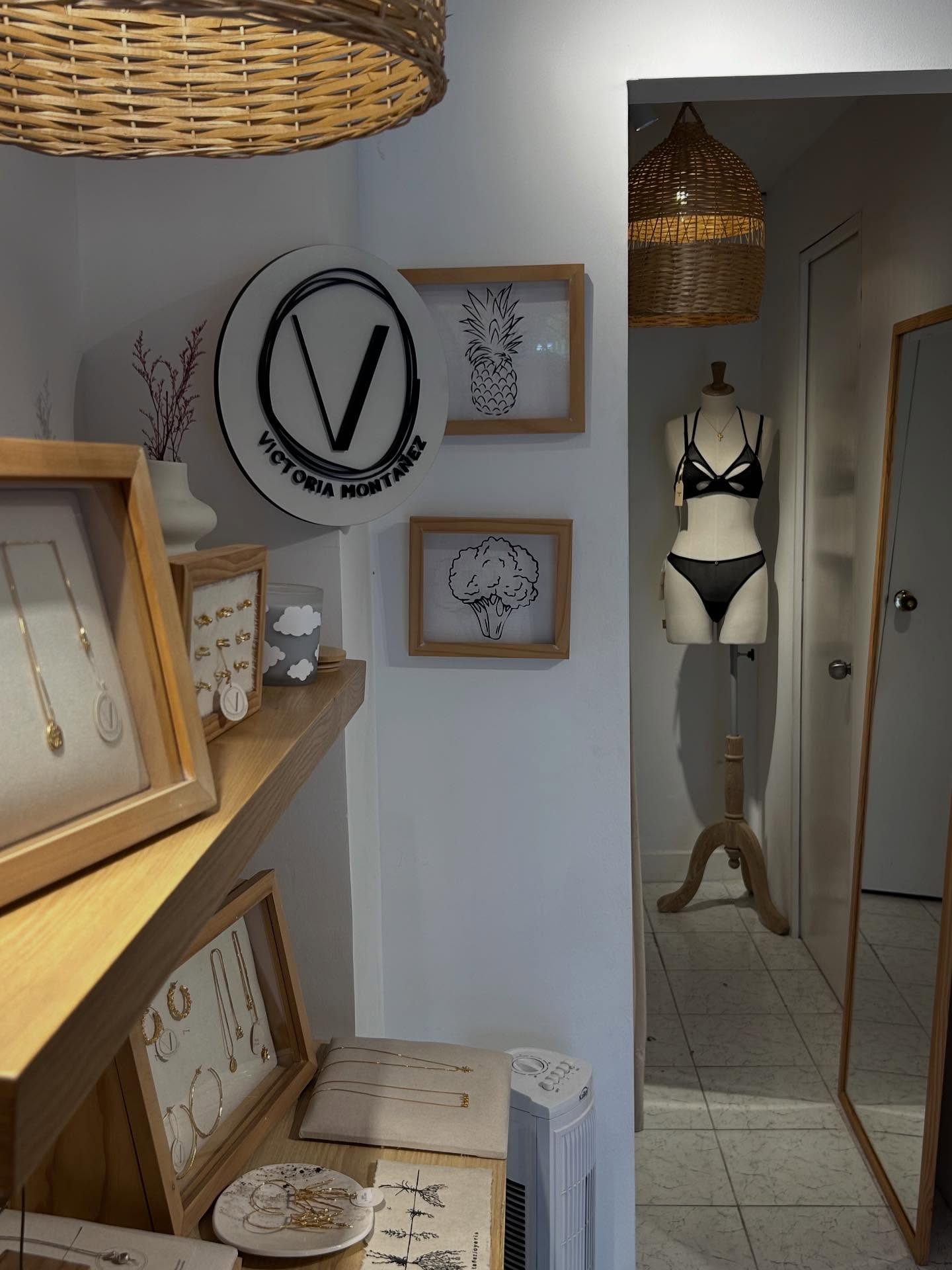 Tienda Abierta ♥️
Regresamos con nuestro horario habitual, Lunes a Viernes de 11:00 am a 7:00 pm y Sábados hasta las 4:00 pm
Visítanos en el barrio Manila, el Poblado
Ingresa a Google maps, pon Esencia Lencería y escoge la mejor ruta, estamos al lado de SYR farmacia y diagonal a Sushigama y Breath
Cra 43 F # 11 A 06📍