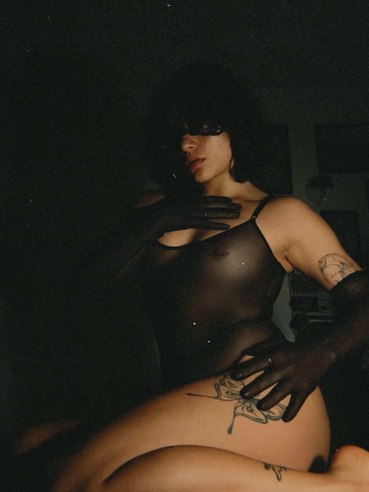 Nuestra espectacular @daniza.daniza luciendo Body Clásico y Guantes largos en color Negro