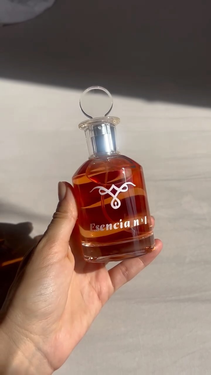 Esencia n.1 😮‍💨✨ Nuestro perfume corporal tiene una fragancia irresistible y cautivadora,